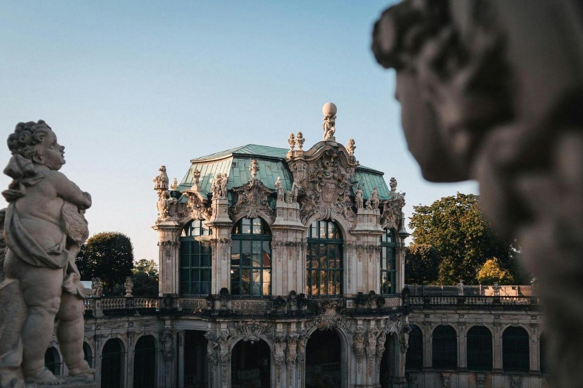 un vecchio edificio con una statua di fronte