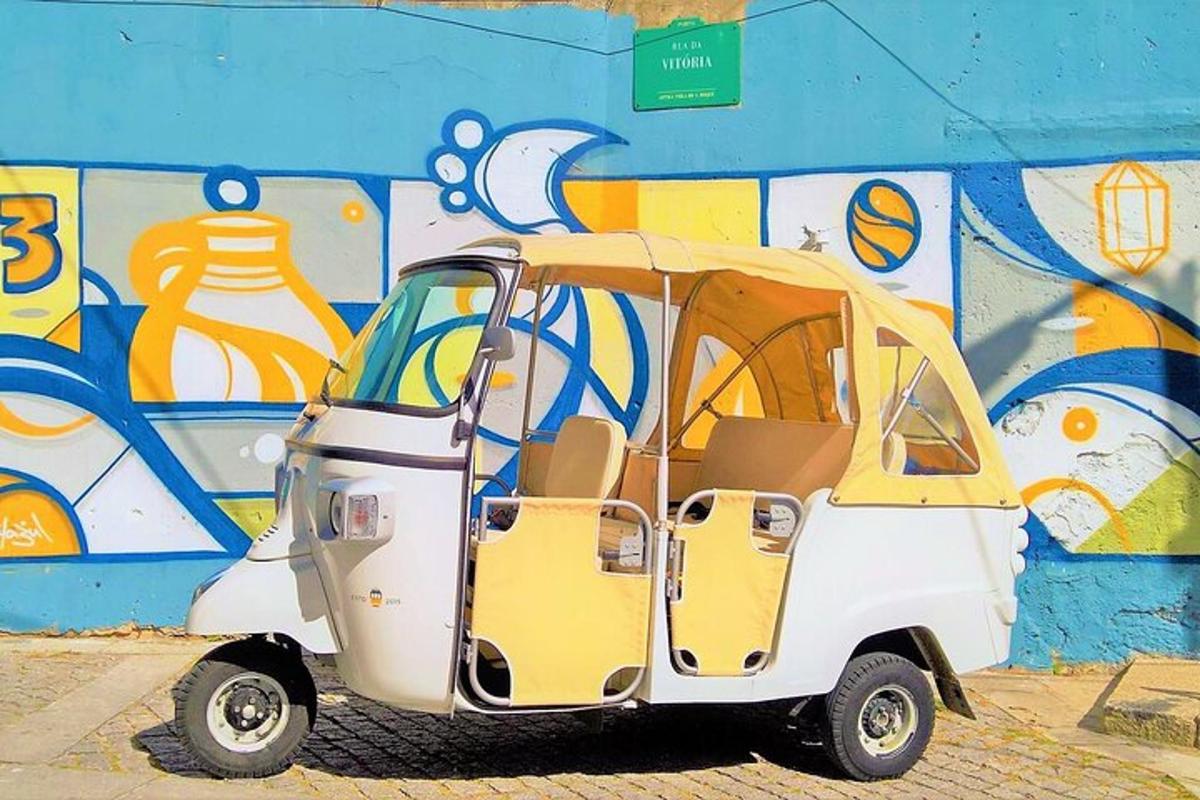 Un coche pequeño aparcado delante de un muro