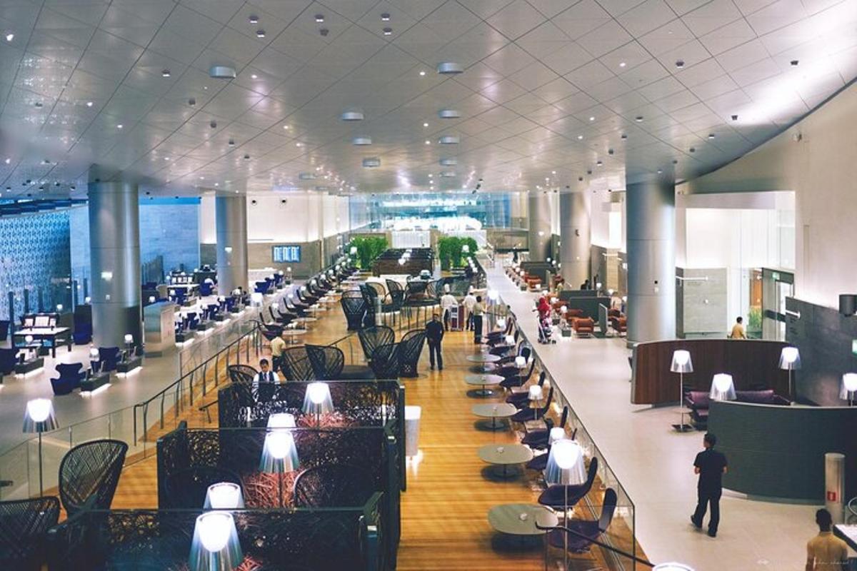 una gran sala amb taules i cadires en un edifici