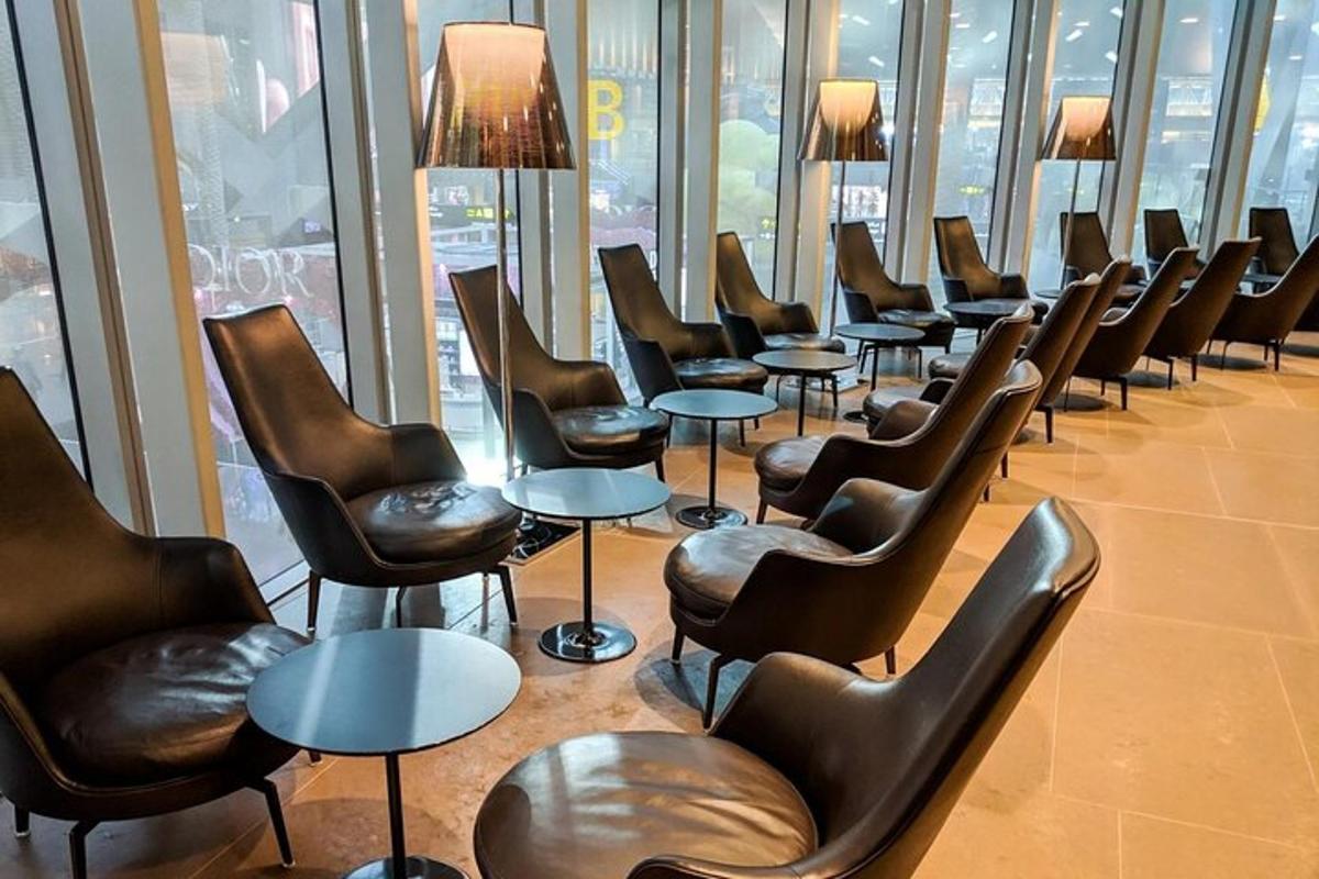 isang hilera ng mga upuan at mesa sa isang waiting room