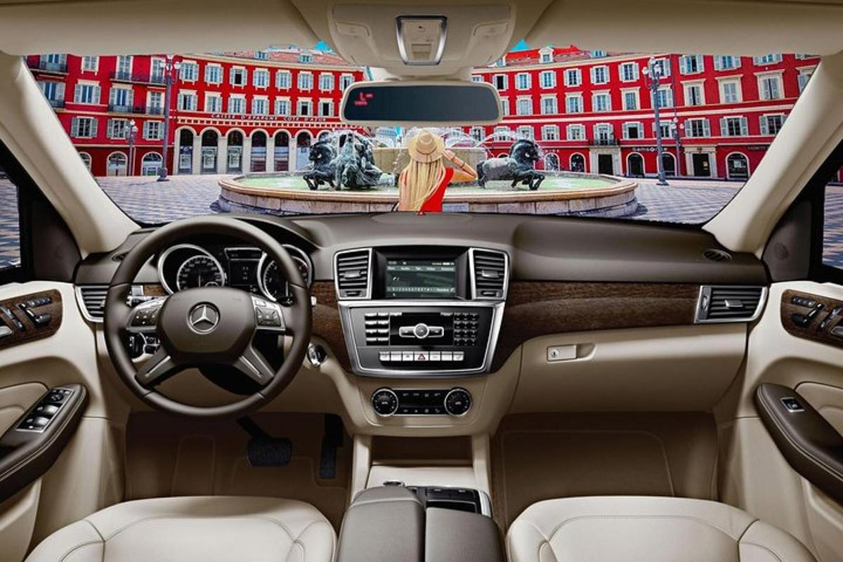una vista del cruscotto di un'auto Mercedes Benz