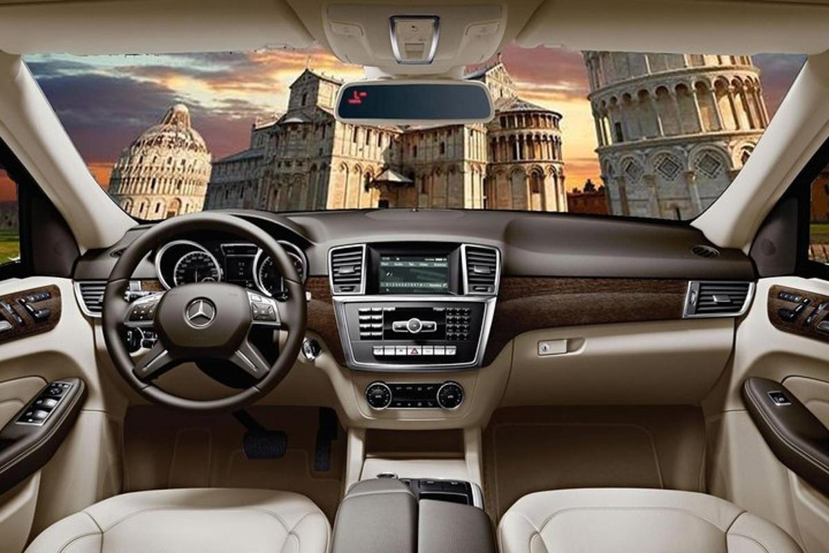 pohled na volant a palubní desku vozu Acedes Benz
