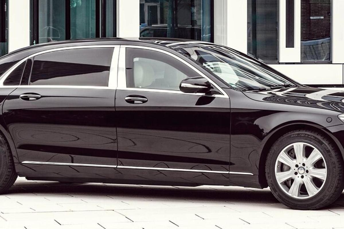 một chiếc xe màu đen đỗ trên phố thành phố