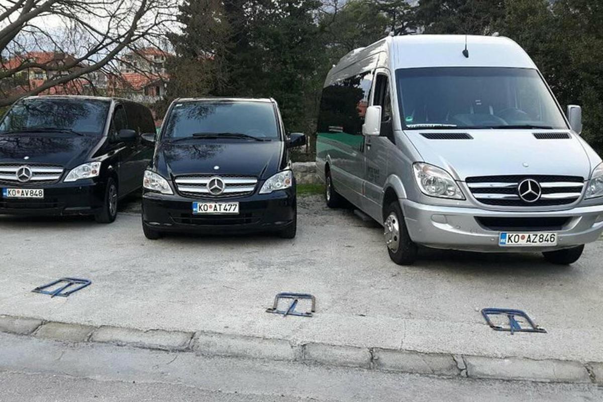 dve vozili parkirani drug poleg drugega na parkirišču