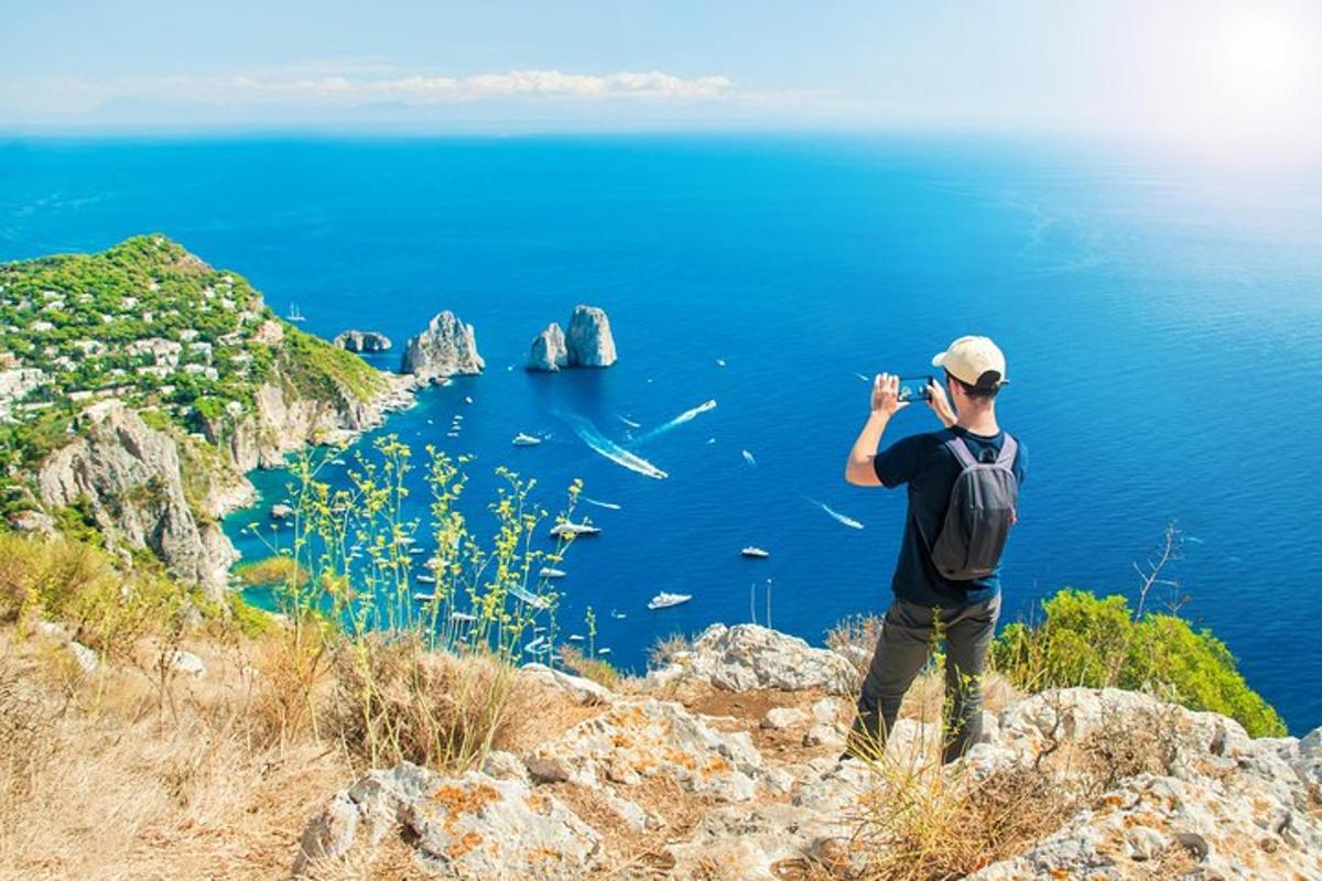 un hombre tomando una fotografía del océano