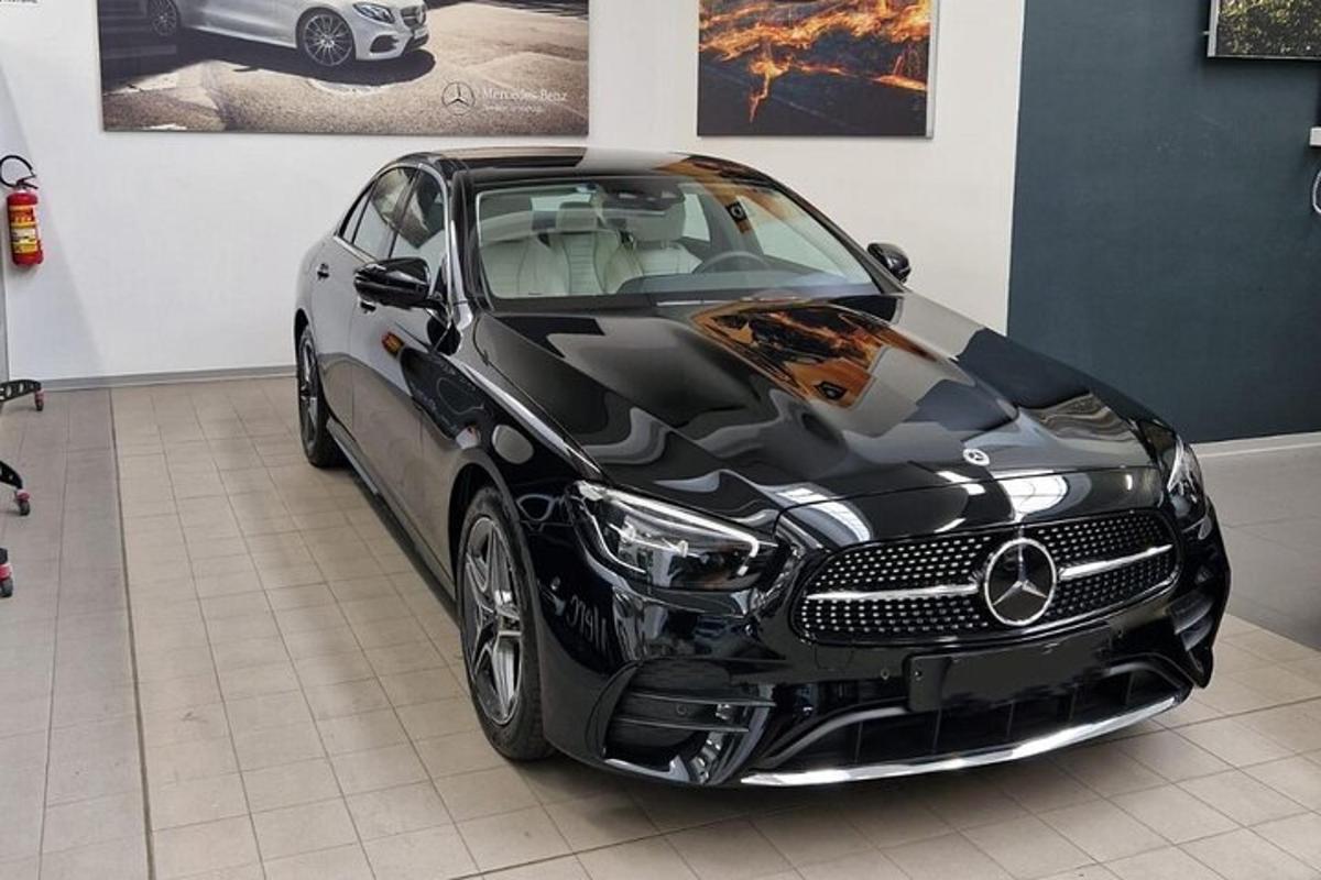 un'auto nera è parcheggiata in una stanza