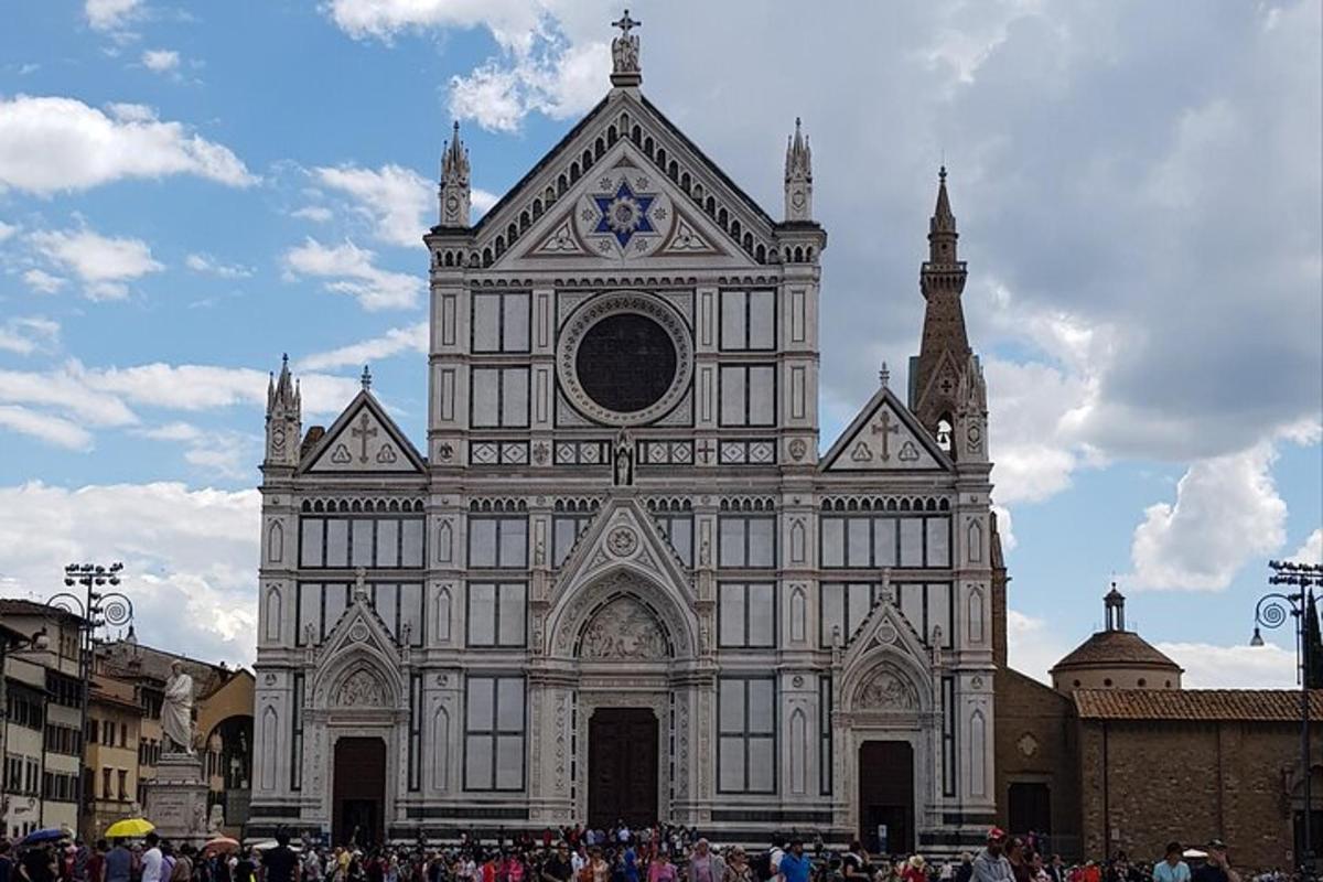 una grande cattedrale con una folla di persone davanti