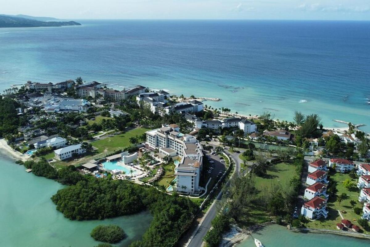 海边度假村的鸟瞰图