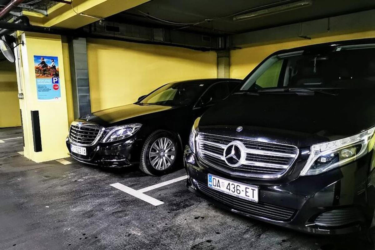due auto sono parcheggiate in un parcheggio