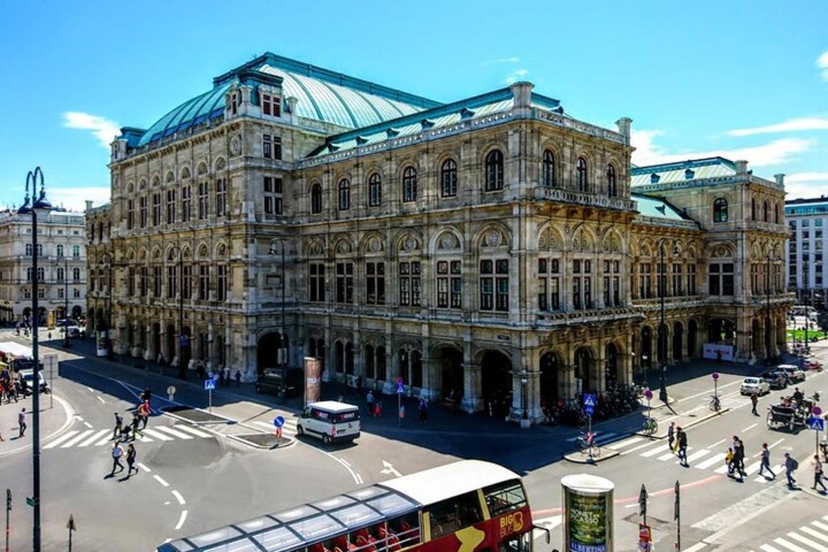 un grande edificio con un autobus di fronte