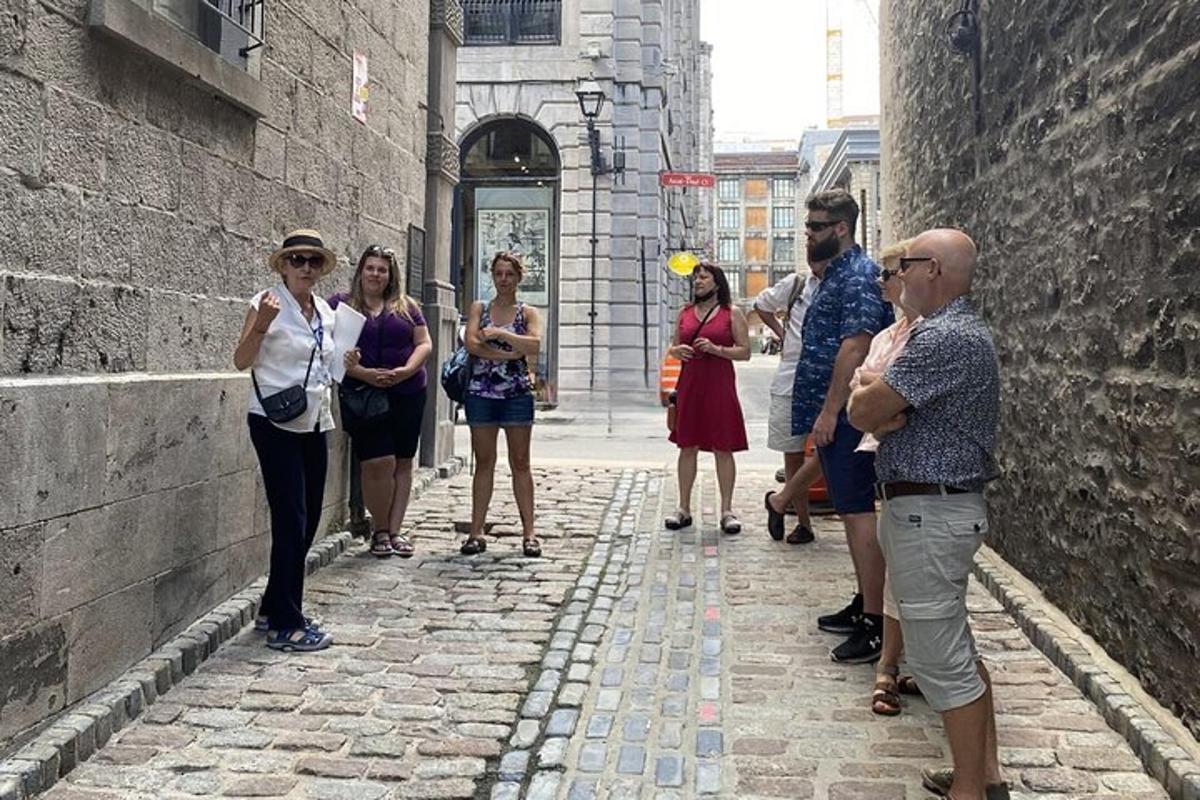un gruppo di persone in piedi in un vicolo