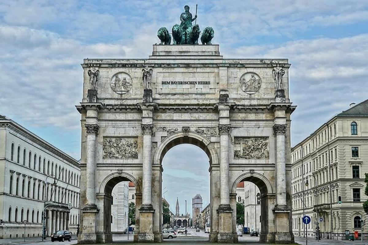 Un gran monumento con una estatua delante de un edificio.
