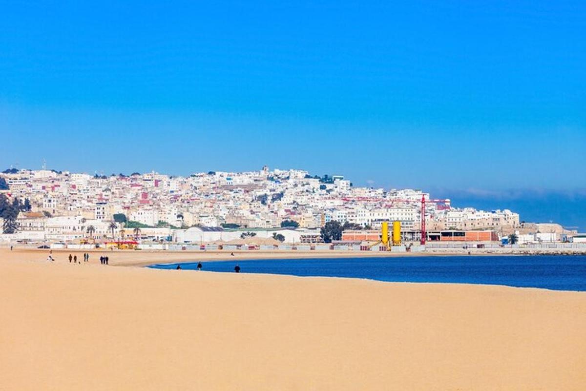 una vista di una spiaggia con una città sullo sfondo