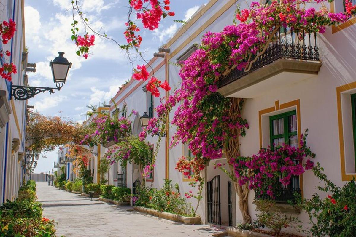 en gate i Positano med blomster på balkongene