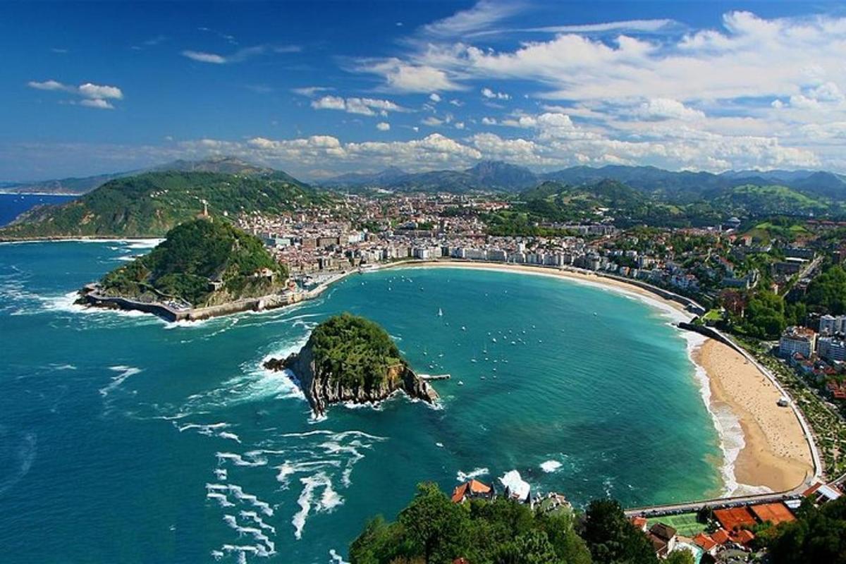uma ilha no meio do oceano com uma cidade