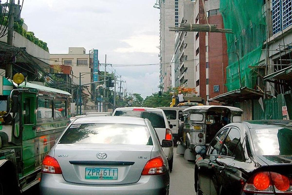 jalan kota yang sibuk dengan banyak lalu lintas