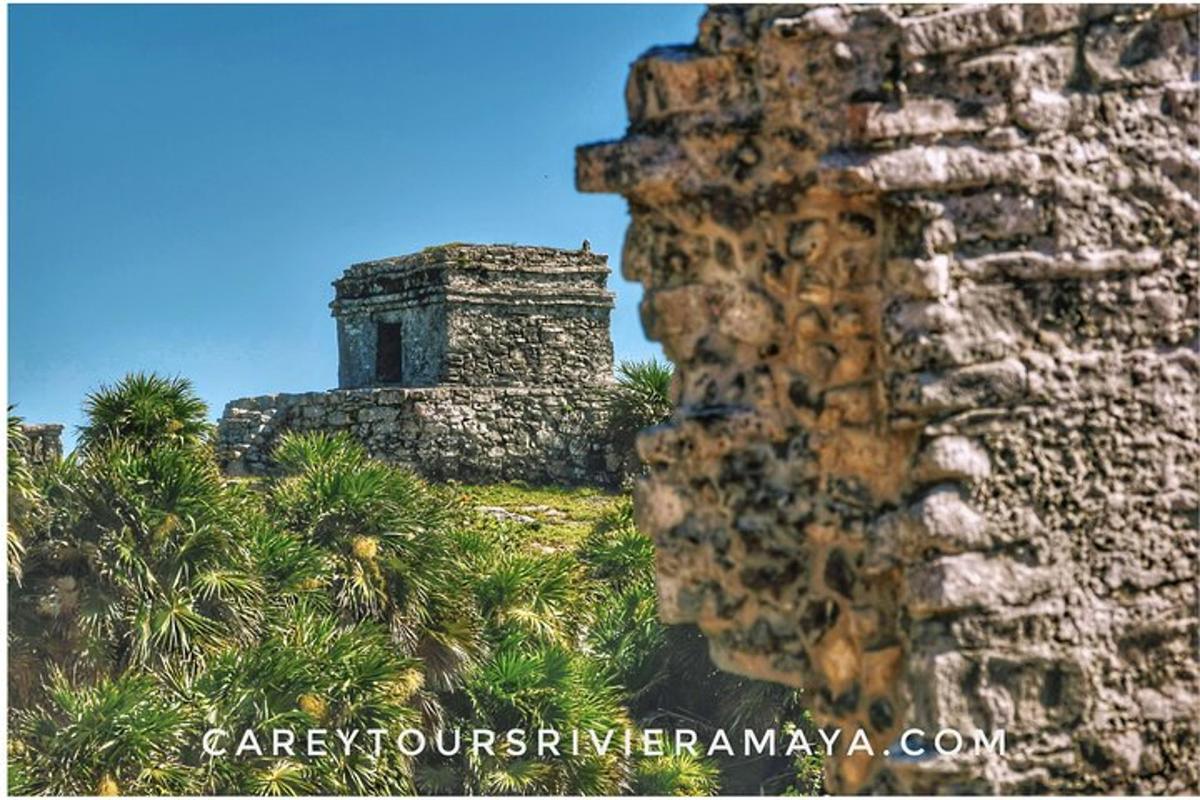 um antigo edifício de pedra com uma torre ao fundo