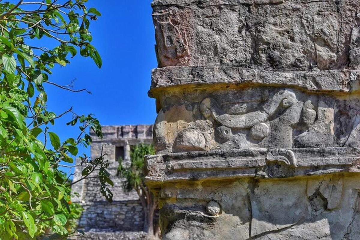 um muro de pedra com uma estátua na lateral de um prédio