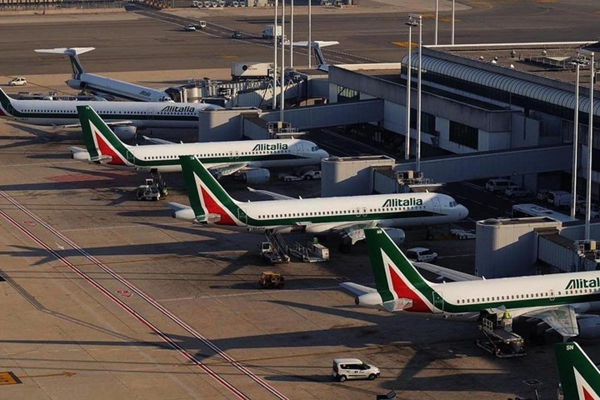 skupina aviona parkiranih na aerodromu