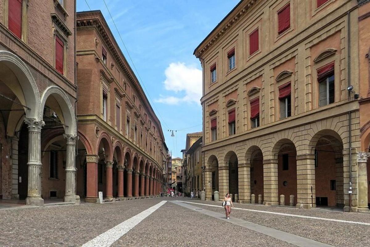 una bambina che cammina lungo una strada tra due edifici