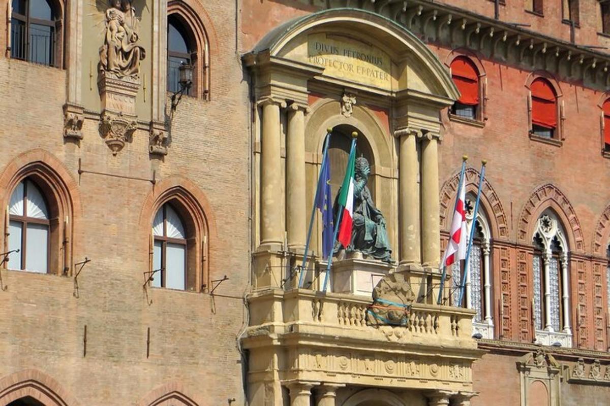 un edificio con tre bandiere su un balcone