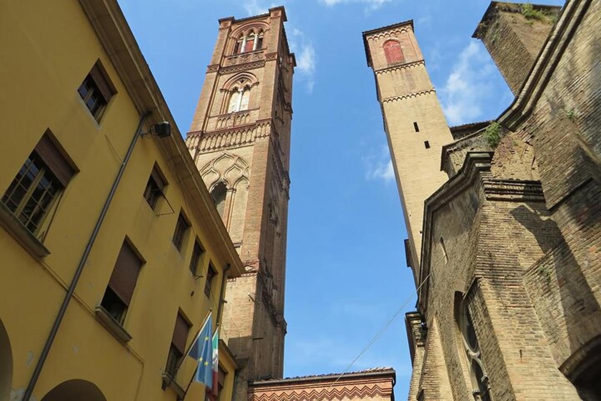 un alto edificio con una torre dell'orologio in una città