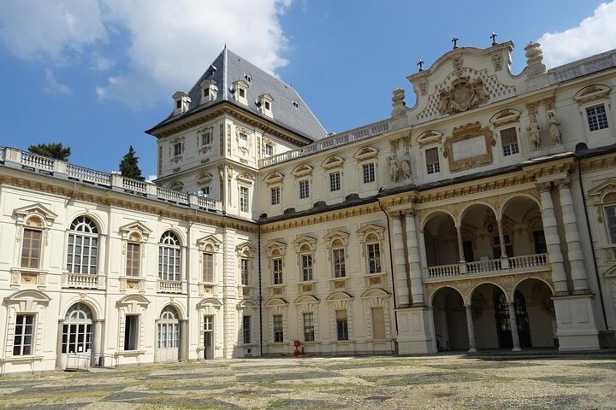 un grande edificio con una torre dell'orologio in cima
