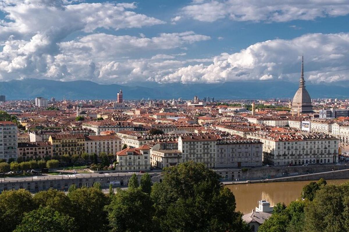 una vista di una città con un fiume e degli edifici