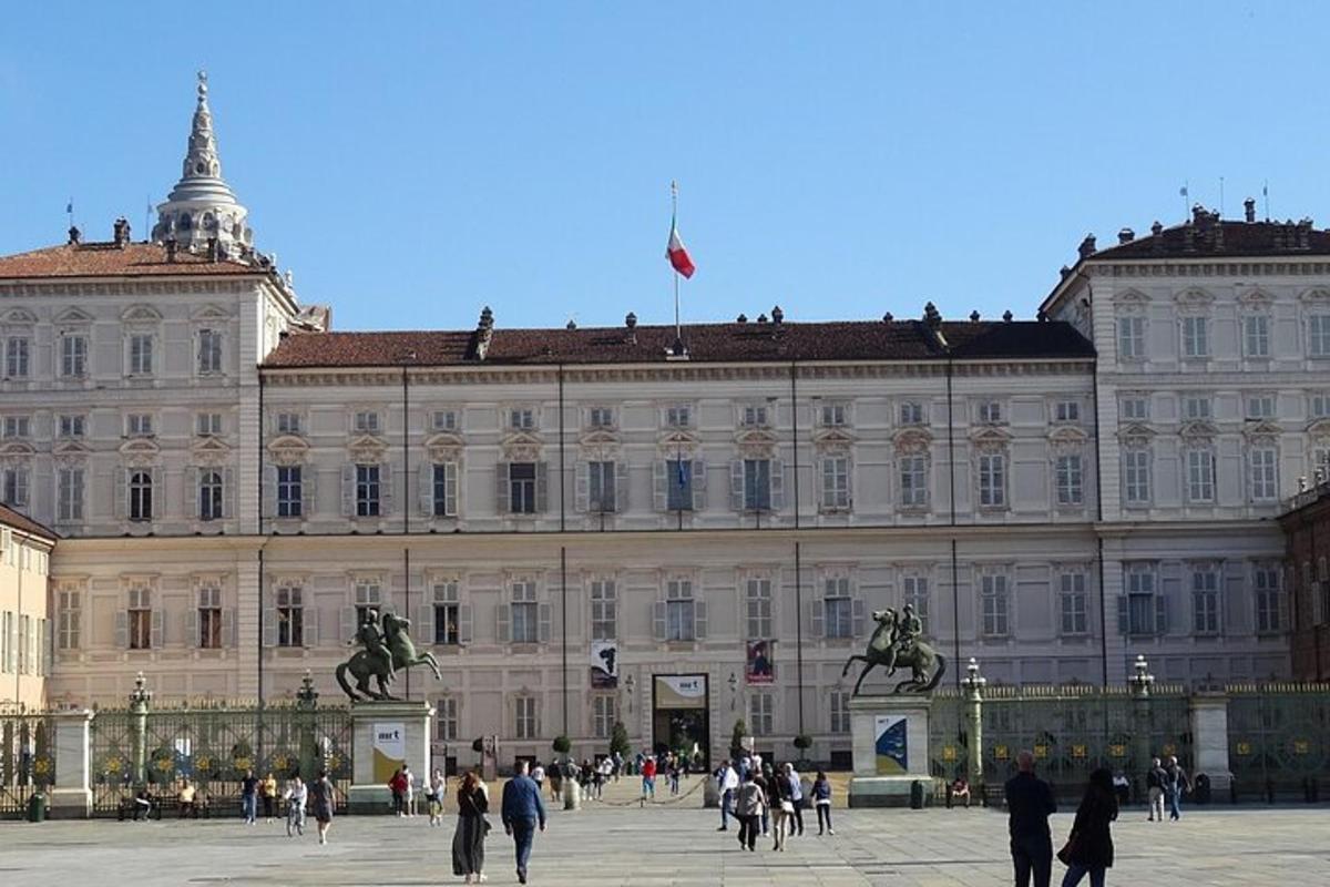 un grande edificio con persone che camminano davanti ad esso