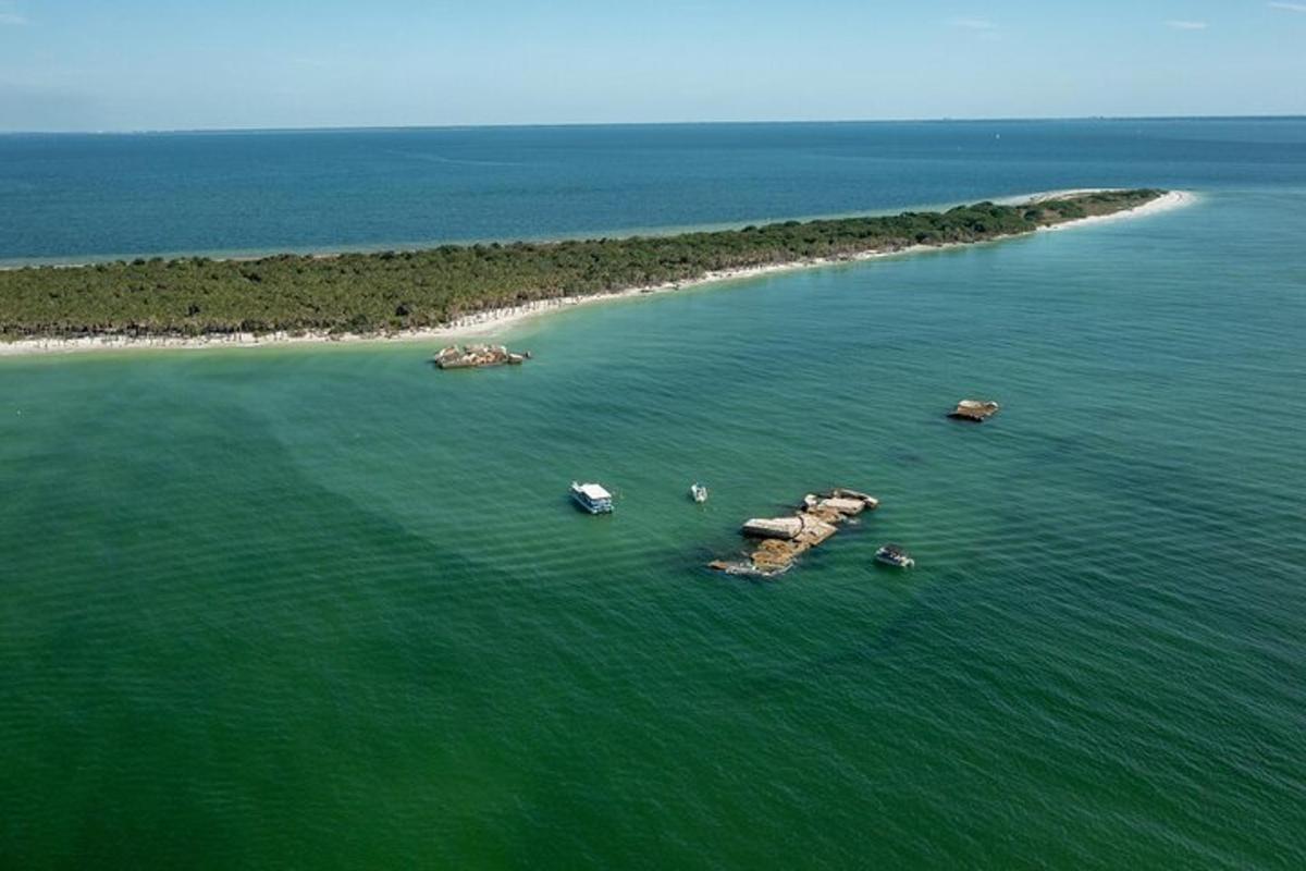 sebuah pulau di tengah-tengah air dengan bot