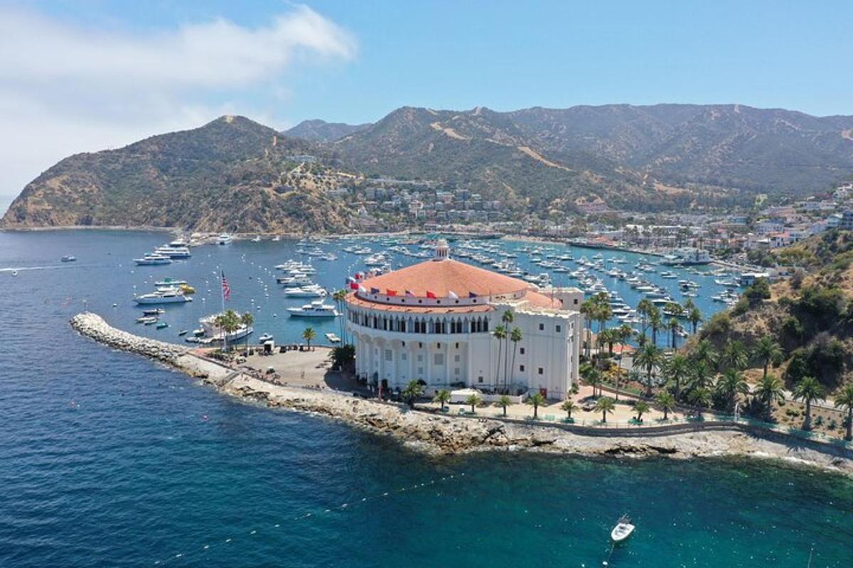 un edificio su un'isola nell'acqua con barche