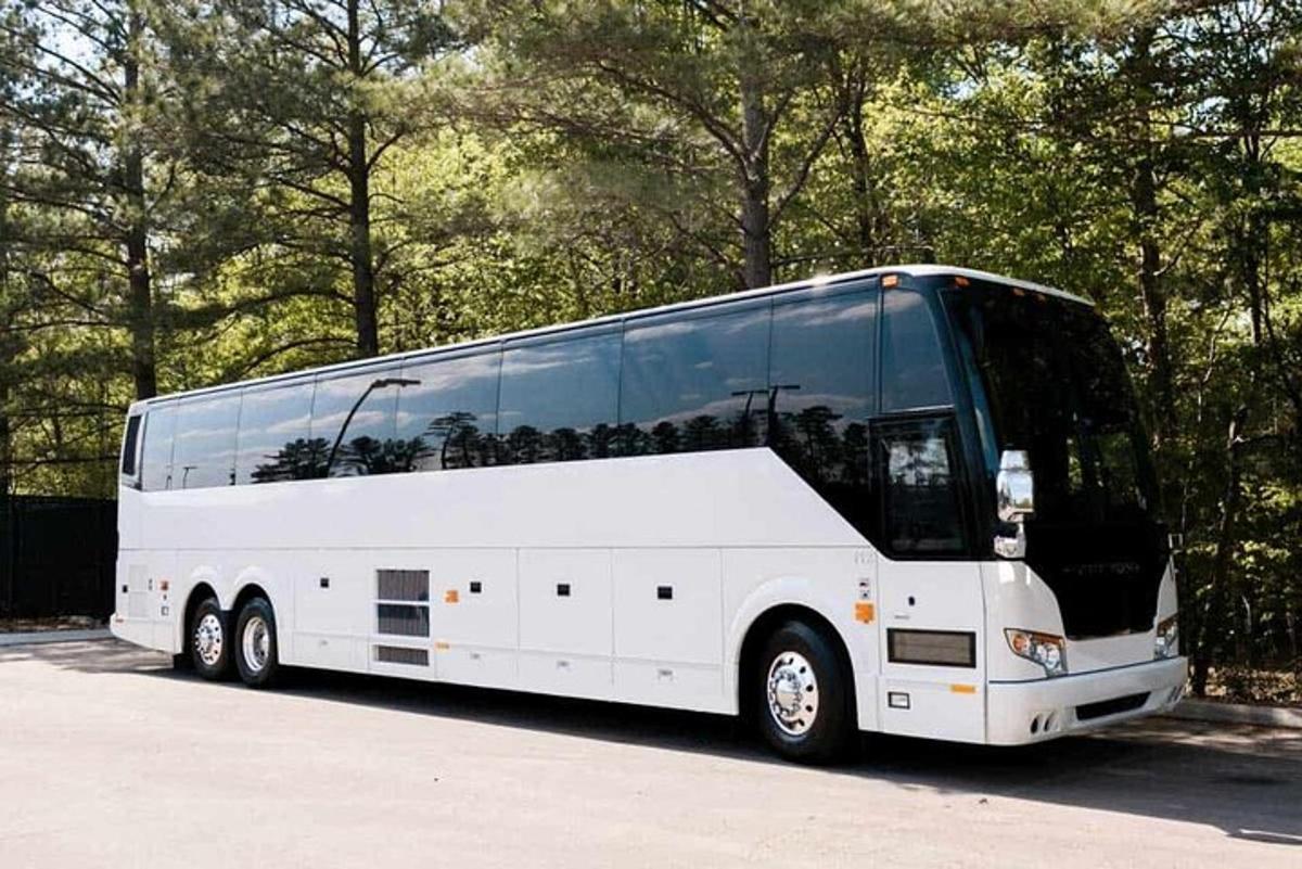 velik bel avtobus parkiran na parkirišču