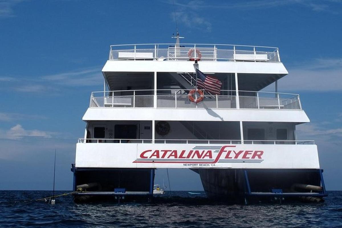 una grande barca in acqua con una bandiera americana