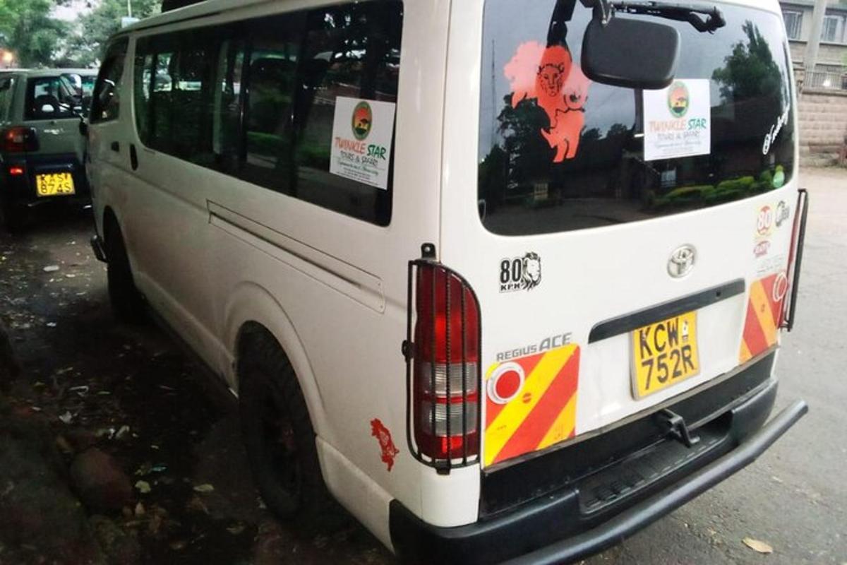 um ônibus branco está estacionado em um estacionamento