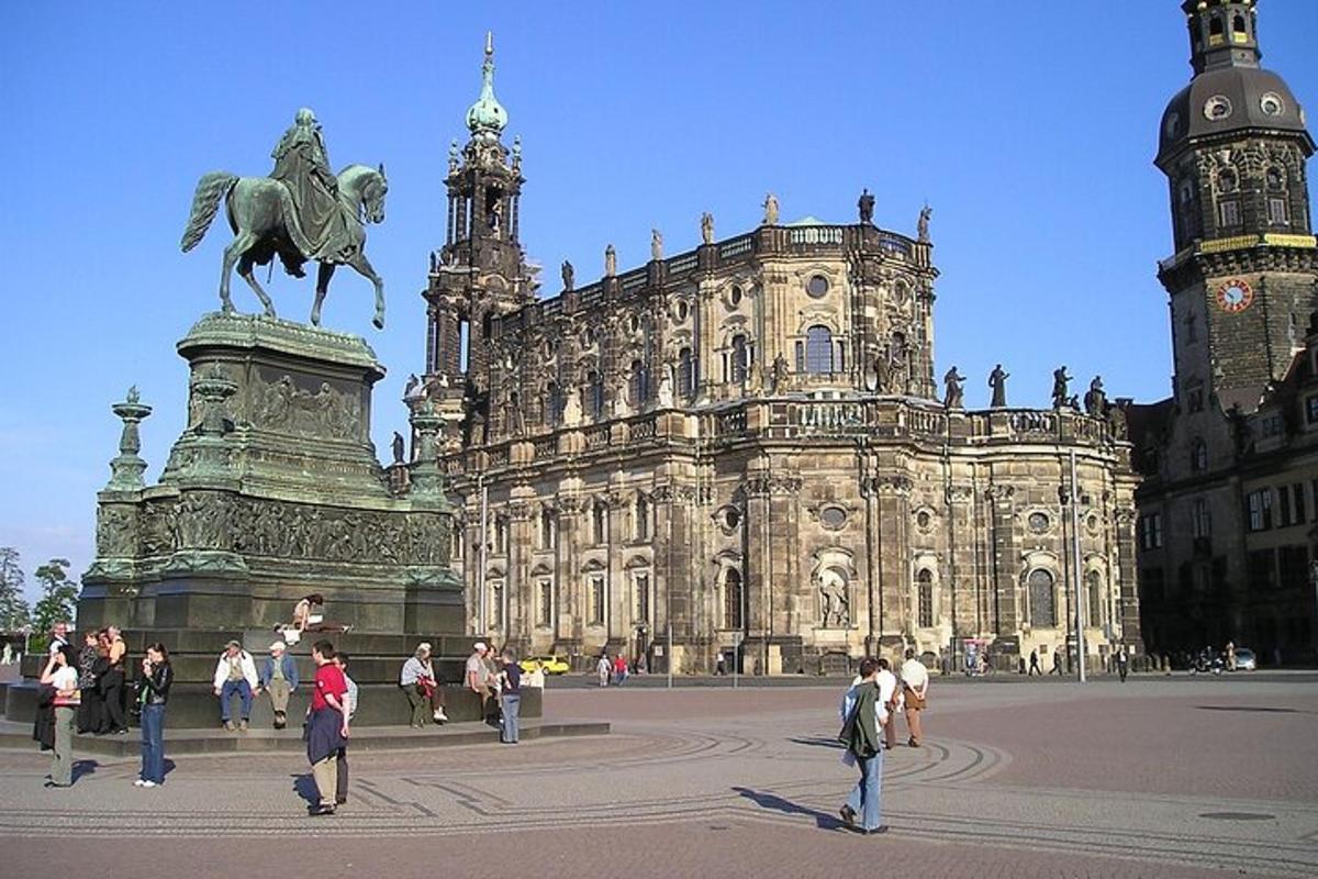 ein großes Gebäude mit einer Pferdestatue davor