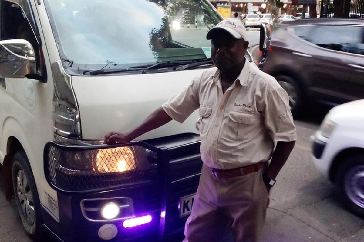 un uomo è in piedi accanto a un camion bianco