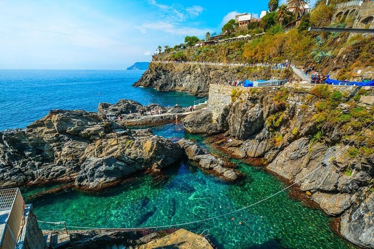 una vista aerea di una costa rocciosa con l'oceano