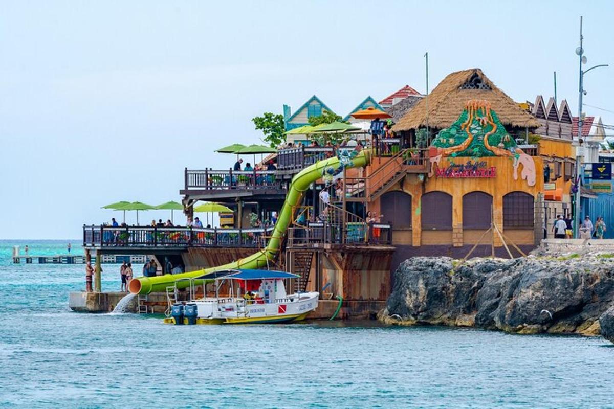 ein Wasserpark mit einer Rutsche im Wasser