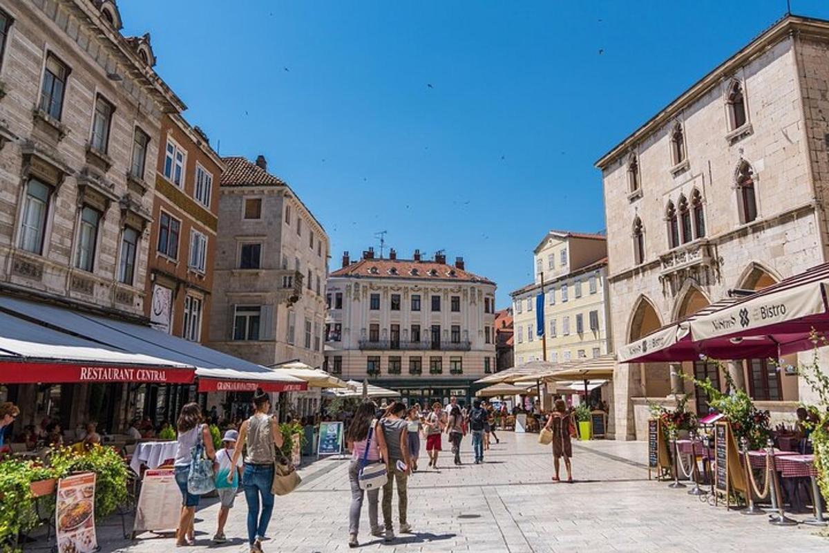 egy csoport ember sétál a város utcáján
