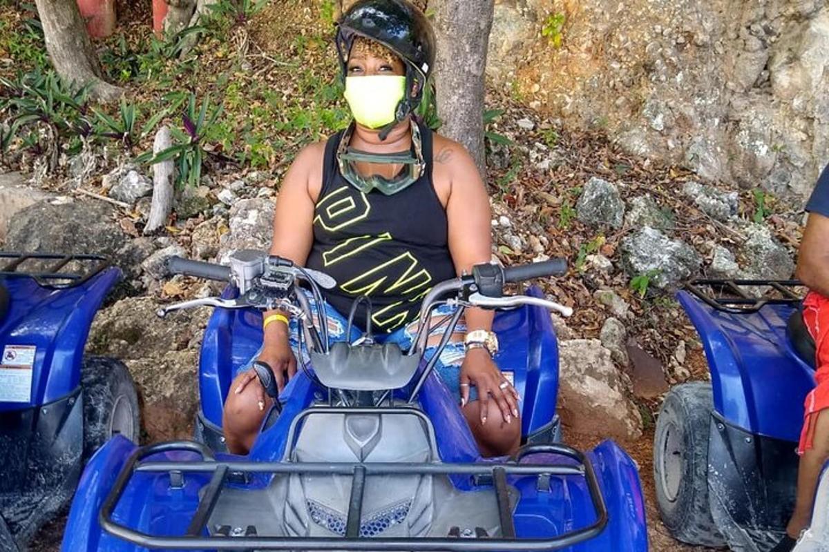Μια γυναίκα κάθεται σε ένα τετράτροχο ποδήλατο