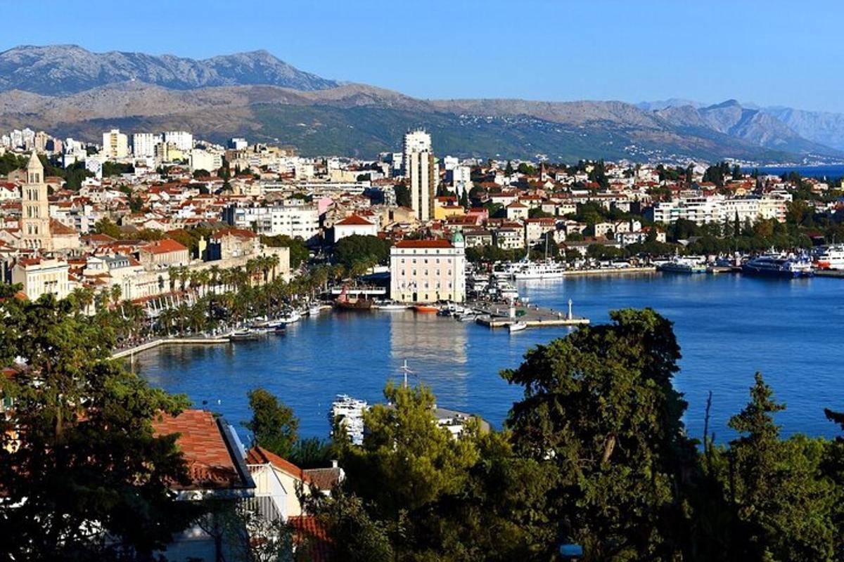 μια θέα μιας πόλης με ένα μεγάλο υδάτινο σώμα