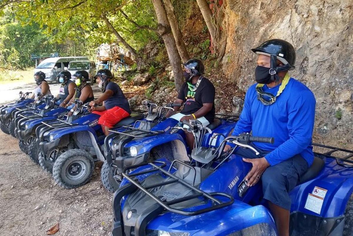 Μια ομάδα ανθρώπων σε ATV σε χωματόδρομο