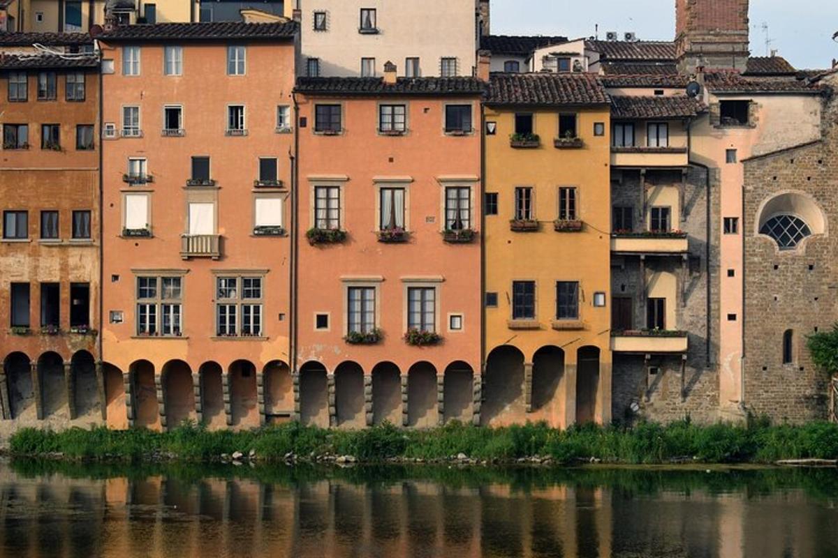 un grup d'edificis al costat d'una massa d'aigua