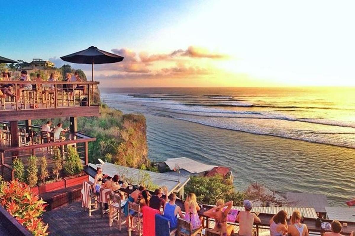 un gruppo di persone sedute in un ristorante con vista sulla spiaggia