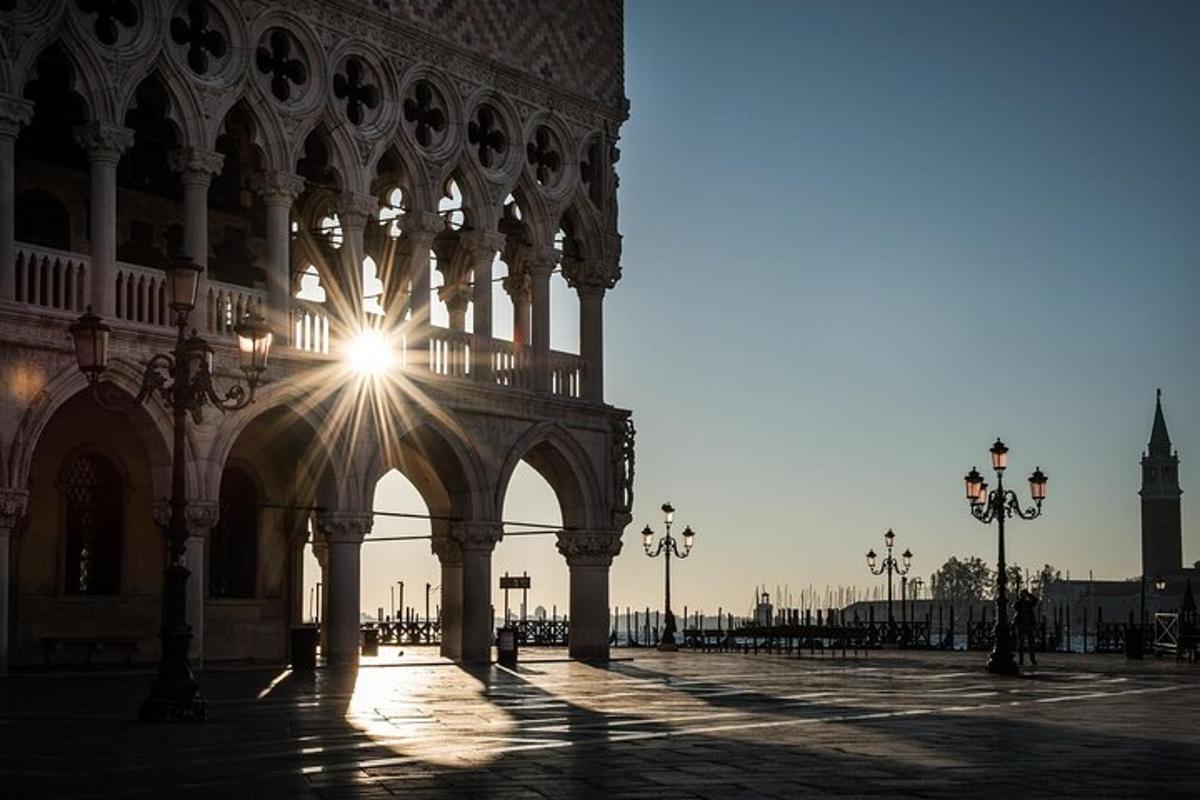 un gran edifici amb el sol brillant a través d'ell