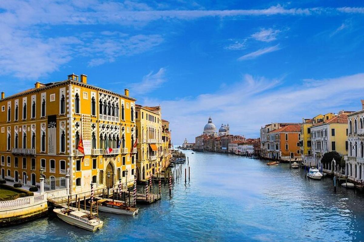 una vista d'un canal amb edificis i vaixells