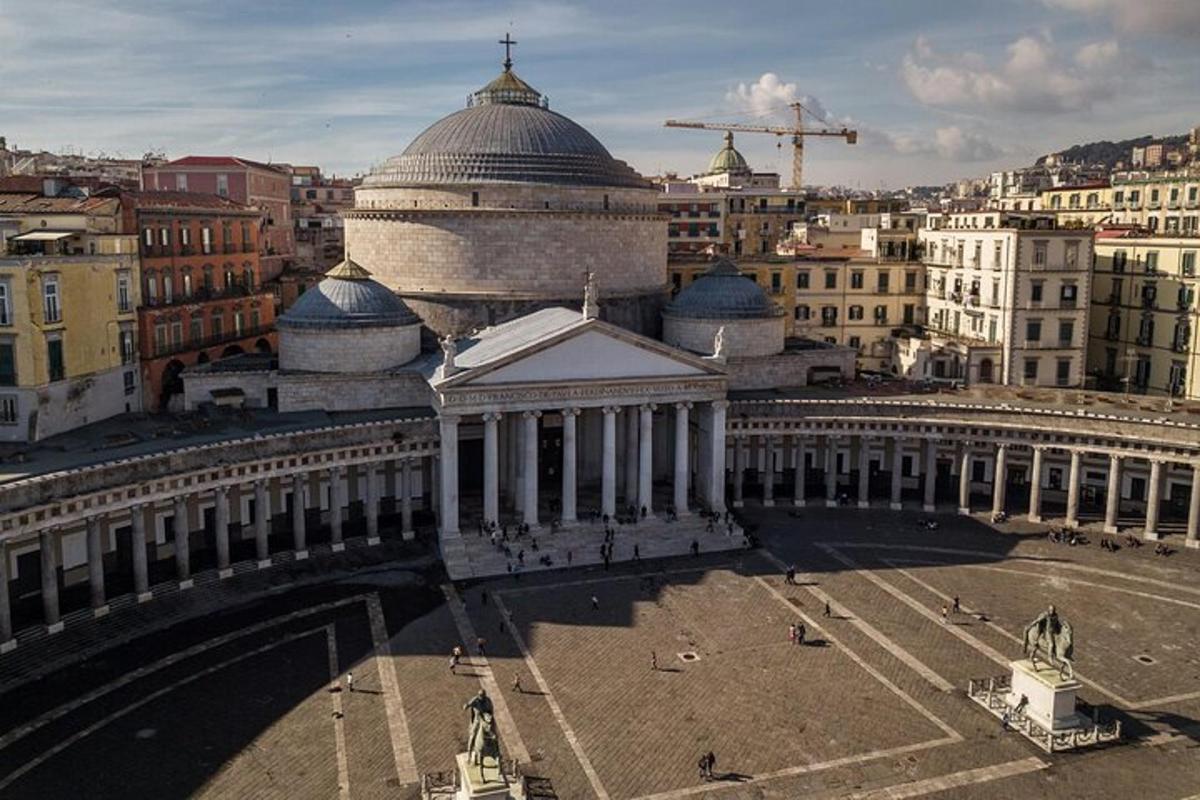um grande edifício com uma cúpula no topo