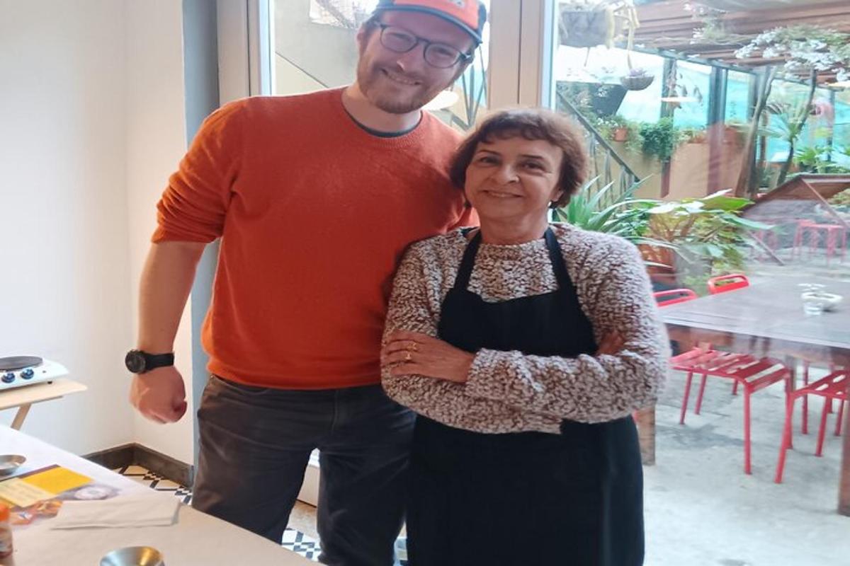 muž a žena pózují pro fotografii