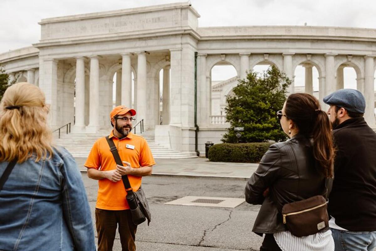 sekelompok orang yang berdiri di depan sebuah gedung