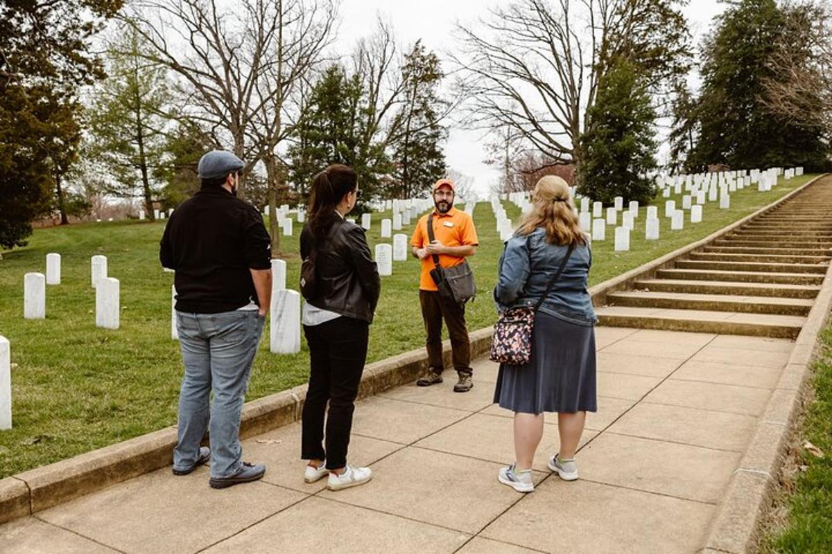 un grup de oameni care stăteau într-un cimitir